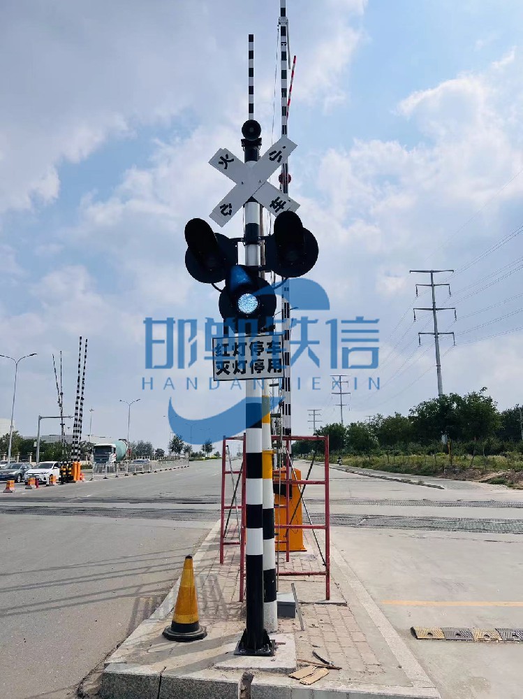 銀川40米大道口改造完成，鐵標(biāo)鋁合金DK.3無(wú)線(xiàn)傳輸信號(hào)機(jī)，12臺(tái)欄木機(jī)聯(lián)動(dòng)控制 